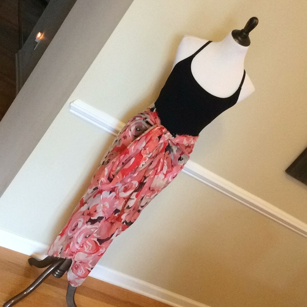 Beautiful huge scarf/pareo can be worn in as many ways as you can think.